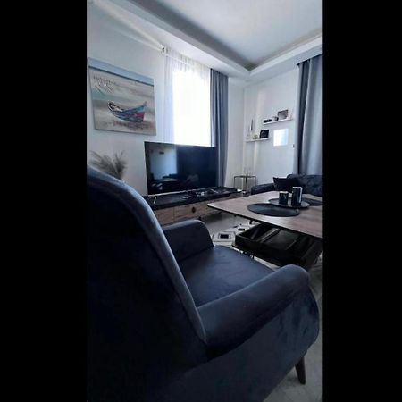 Palmiye Apartment ไคริเนีย ภายนอก รูปภาพ