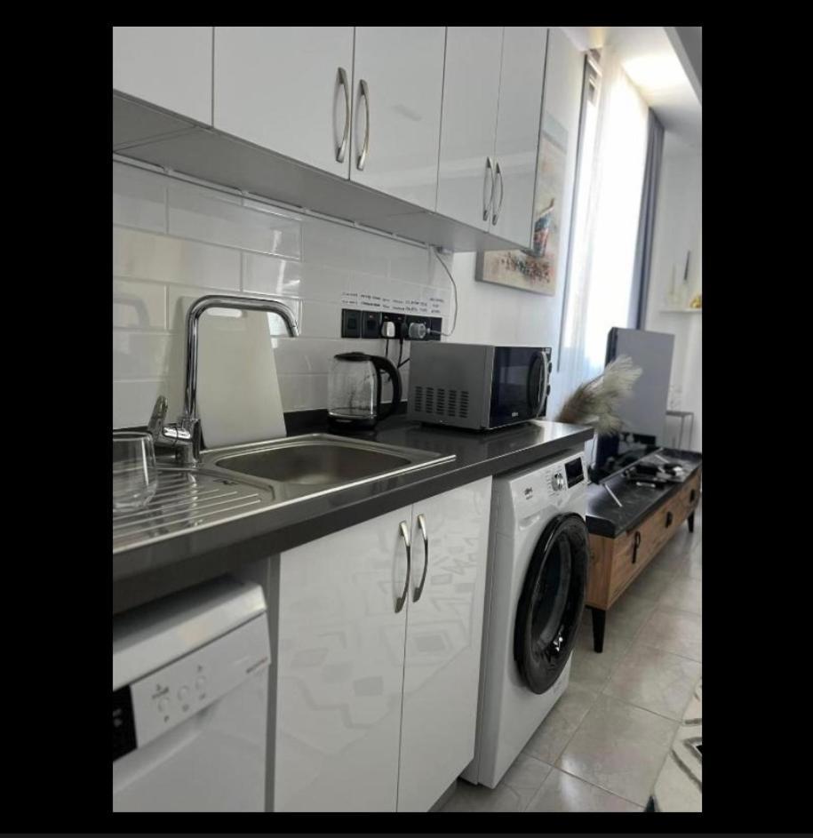 Palmiye Apartment ไคริเนีย ภายนอก รูปภาพ