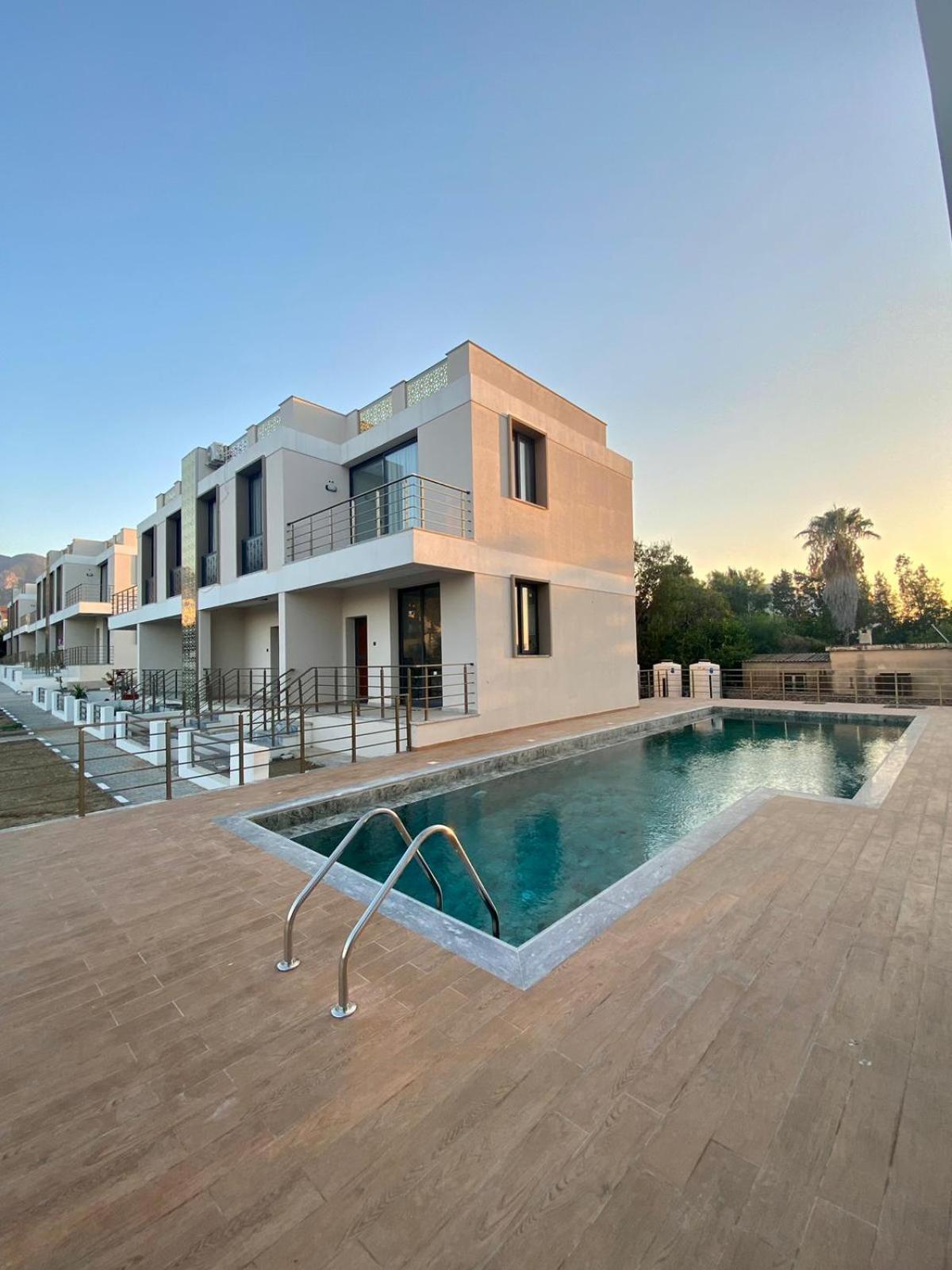 Palmiye Apartment ไคริเนีย ภายนอก รูปภาพ